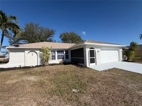 907 NE 17th Ter, Cape Coral, FL 33909
