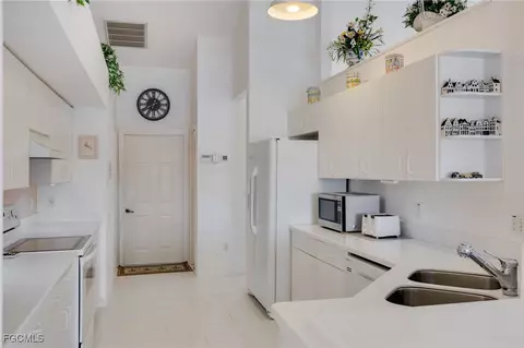 Kitchen - 1957 Piccadilly Circus, Naples, FL 34112 photo 2 of 3