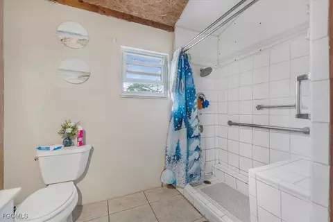 Bath - 2099 Summerall Rd, Labelle, FL 33935 photo 1 of 2