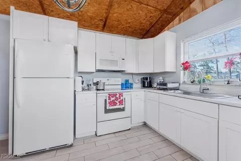 Kitchen - 2099 Summerall Rd, Labelle, FL 33935 photo 2 of 3