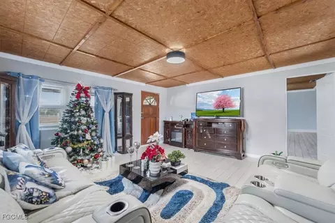 Living - 2099 Summerall Rd, Labelle, FL 33935 photo 1 of 2