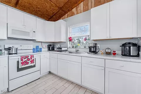 Kitchen - 2099 Summerall Rd, Labelle, FL 33935 photo 1 of 3