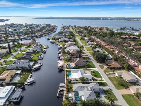 976 N Town And River Dr, Fort Myers, FL 33919