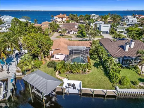 392 Snow Dr, Fort Myers, FL 33919