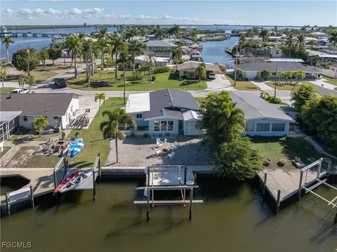 2562 Bayshore Dr, Matlacha, FL 33993