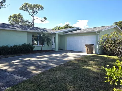 2220 SE 7th St, Cape Coral, FL 33990