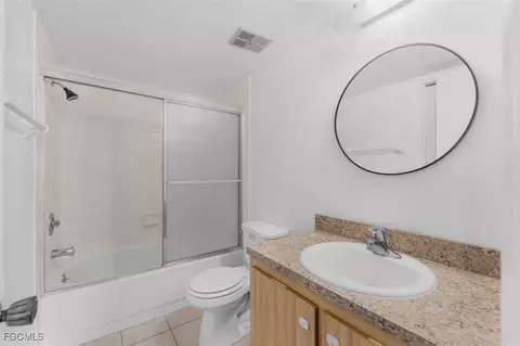 Bath - 1069 Villa Dr #B203, Labelle, FL 33935 photo 1 of 2