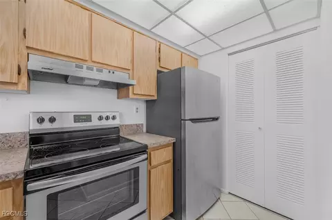 Kitchen - 1069 Villa Dr #B203, Labelle, FL 33935 photo 3 of 3