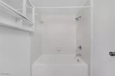 Bath - 1069 Villa Dr #B203, Labelle, FL 33935 photo 2 of 2
