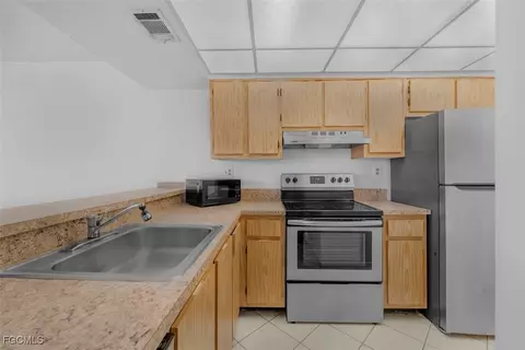 Kitchen - 1069 Villa Dr #B203, Labelle, FL 33935 photo 2 of 3