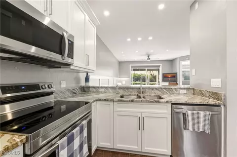 230 Newport Dr #602, Naples, FL 34114