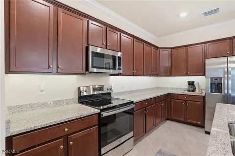 Kitchen - 4025 E Hampton Cir, Alva, FL 33920 photo 2 of 3