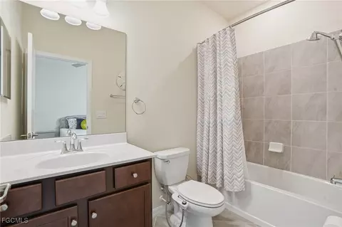 Bath - 4025 E Hampton Cir, Alva, FL 33920 photo 2 of 3