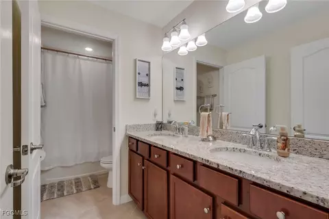 Bath - 4035 E Hampton Cir, Alva, FL 33920 photo 4 of 4