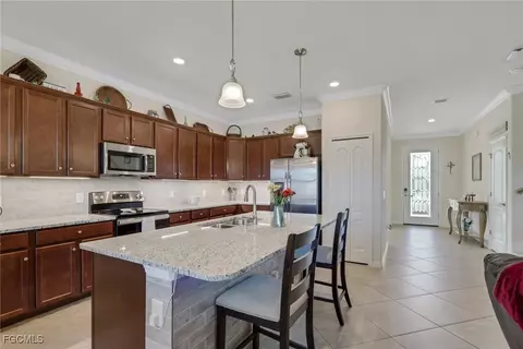 Kitchen - 4035 E Hampton Cir, Alva, FL 33920 photo 2 of 4