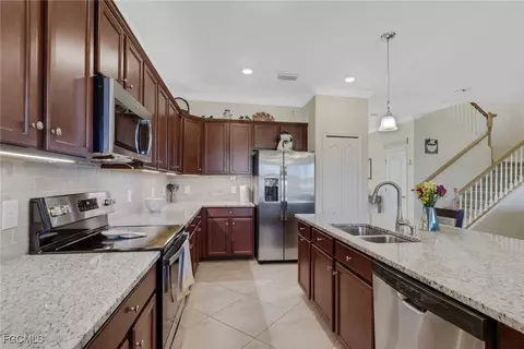Kitchen - 4035 E Hampton Cir, Alva, FL 33920 photo 3 of 4