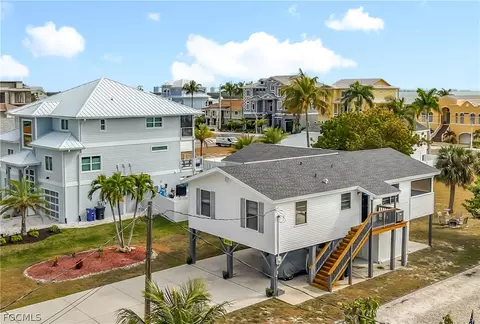 8010 Buccaneer Dr, Fort Myers Beach, FL 33931