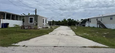 3900 Royal Palm Dr, Saint James City, FL 33956