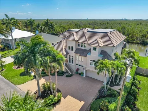11731 Isle Of Palms Dr, Fort Myers Beach, FL 33931