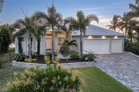 218 Bayshore Dr, Cape Coral, FL 33904