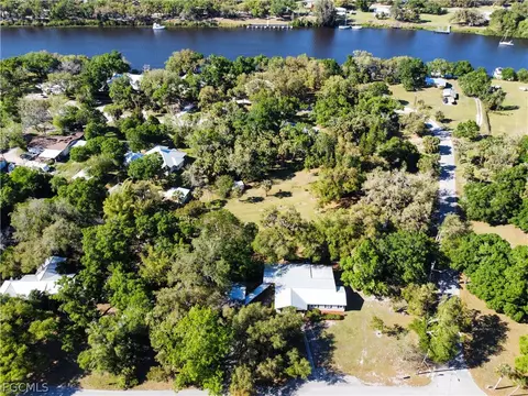 200 Riverview Dr, Labelle, FL 33935