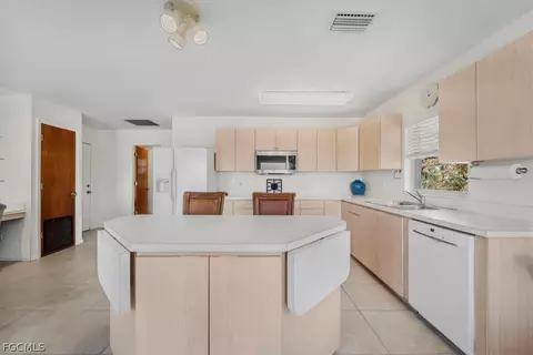 Kitchen - 1079 Lock Ln, Moore Haven, FL 33471 photo 3 of 6