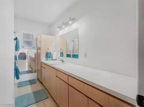 Bath - 1079 Lock Ln, Moore Haven, FL 33471 photo 1 of 3