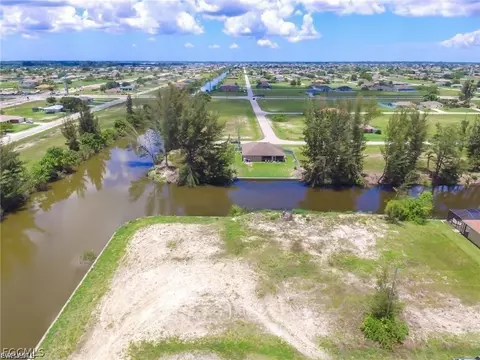 832 NE 1st Pl, Cape Coral, FL 33909