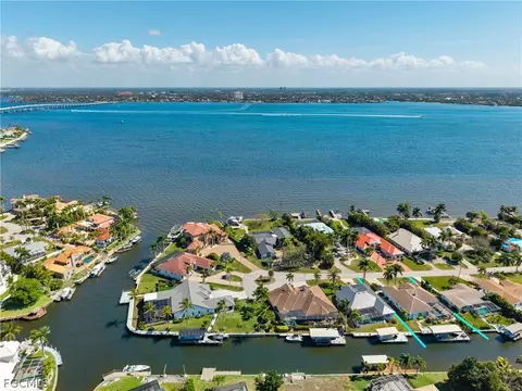 5222 Nautilus Dr, Cape Coral, FL 33904