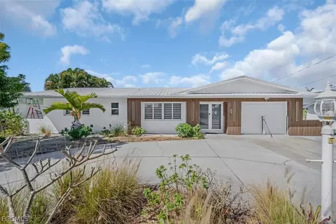 4625 Forest Glen Dr, North Fort Myers, FL 33903