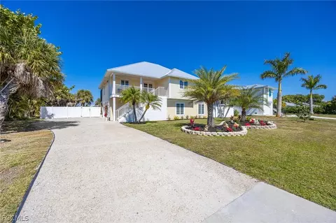 425 Lake Murex Cir, Sanibel, FL 33957