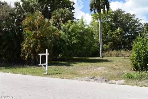 4604 Orchard Ln, Naples, FL 34112