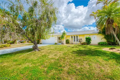 318 SE 33rd Ter, Cape Coral, FL 33904