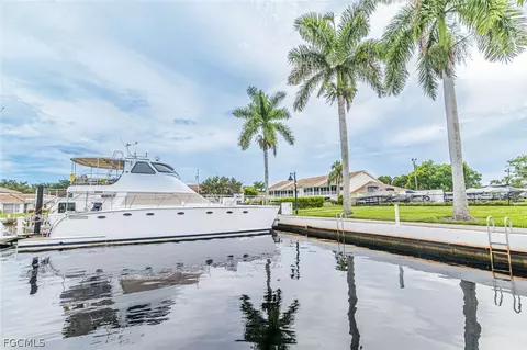 525 Newport Dr, Naples, FL 34114