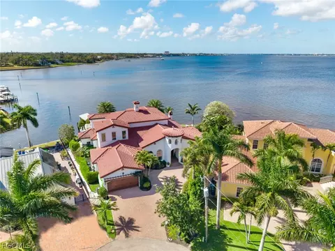 911 Aqua Ln, Fort Myers, FL 33919