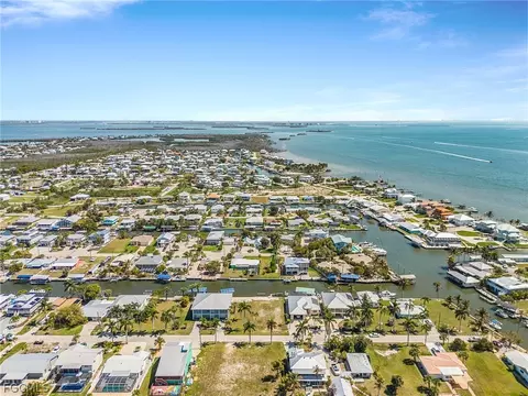 2224 Date St, Saint James City, FL 33956