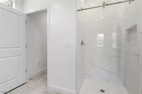 Bath - 1300 E Bucknell Ln, Labelle, FL 33935 photo 3 of 7