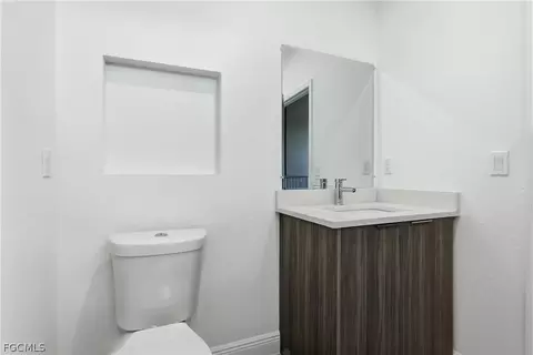 Bath - 1300 E Bucknell Ln, Labelle, FL 33935 photo 6 of 7