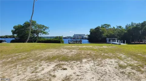 323 Shoreland Dr, Fort Myers, FL 33905