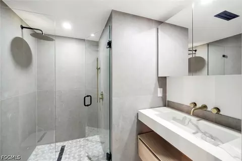 Bath - 788 Park Shore Dr #E20, Naples, FL 34103 photo 3 of 3