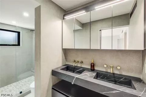 Bath - 788 Park Shore Dr #E20, Naples, FL 34103 photo 1 of 3