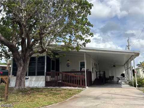 207 Harvest Ln, North Fort Myers, FL 33917