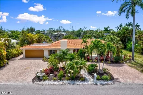 9421 Moonlight Dr, Sanibel, FL 33957