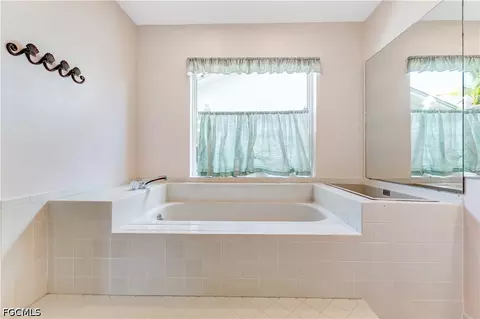Bath - 372 Fox Den Cir, Naples, FL 34104 photo 3 of 3