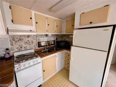 15 Fountain View Blvd, North Fort Myers, FL 33903