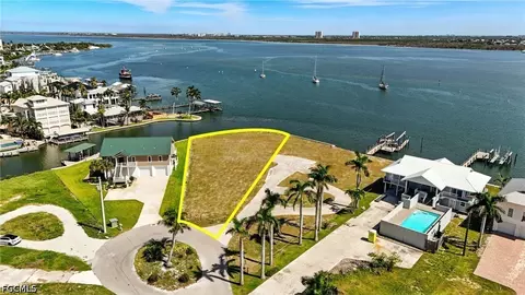 645 Matanzas Ct, Fort Myers Beach, FL 33931