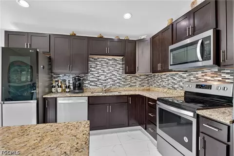 Kitchen - 1220 Moore Run, Labelle, FL 33935 photo 3 of 4