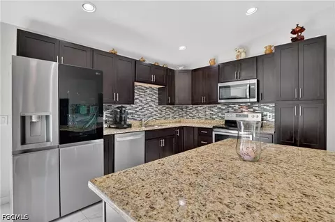 Kitchen - 1220 Moore Run, Labelle, FL 33935 photo 2 of 4