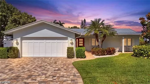 1590 Sandpiper St, Naples, FL 34102