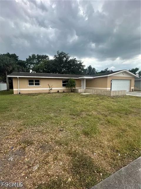 904 Leeland Hights Blvd, Lehigh Acres, FL 33936